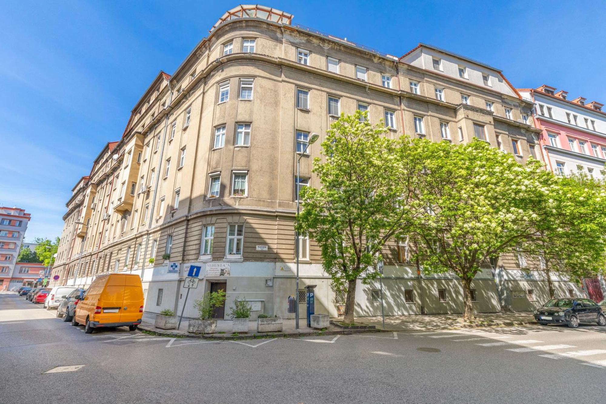 Lam Mockingbird - Terrace - Ac Apartment Pressburg
